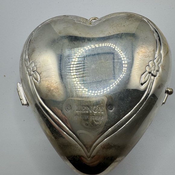 Vintage Lenox Floral Heart Shaped Hinged Locket Box Silver Plated Ornament - Picture 3 of 4